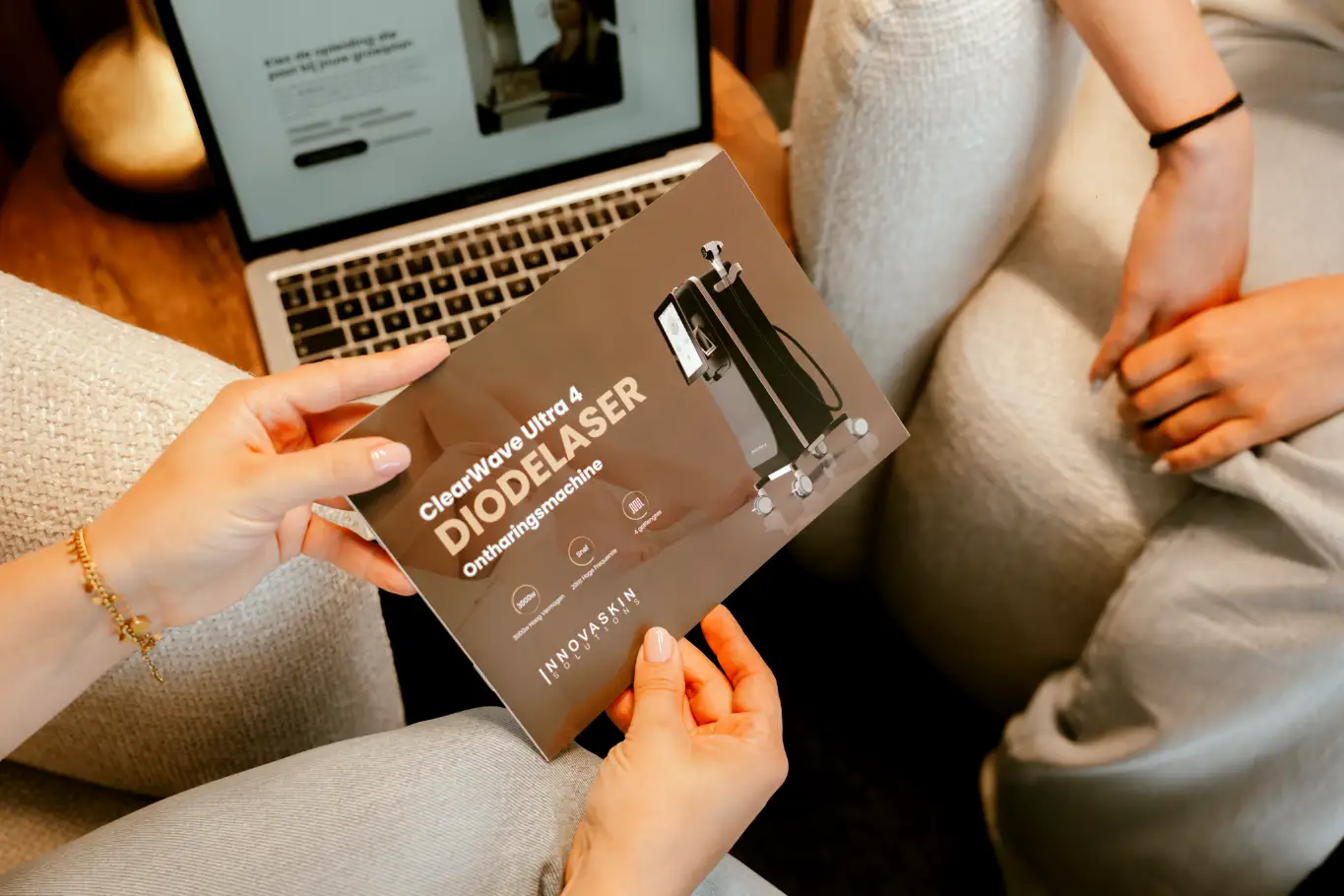 Brochure en laptop tijdens toestelkeuze voor leasing