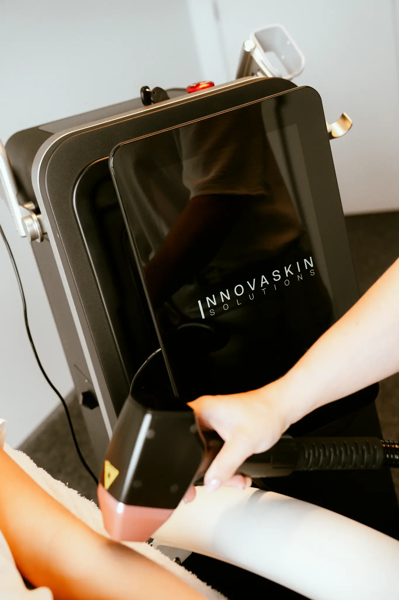 Professionele laserontharingsbehandeling met een diodelaser in een salon