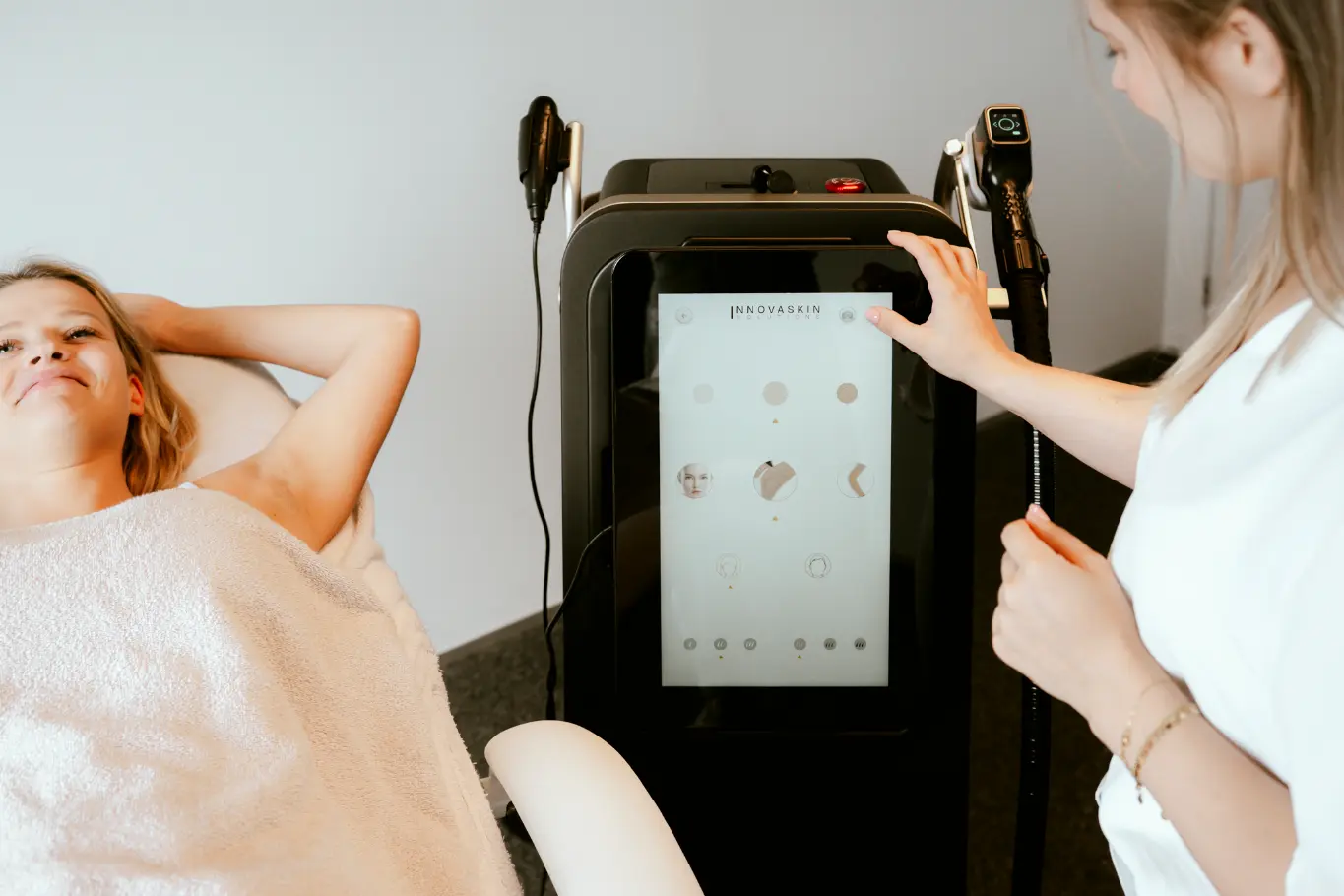Live demonstration of a professional diode laser device at InnovaSkin Solutions