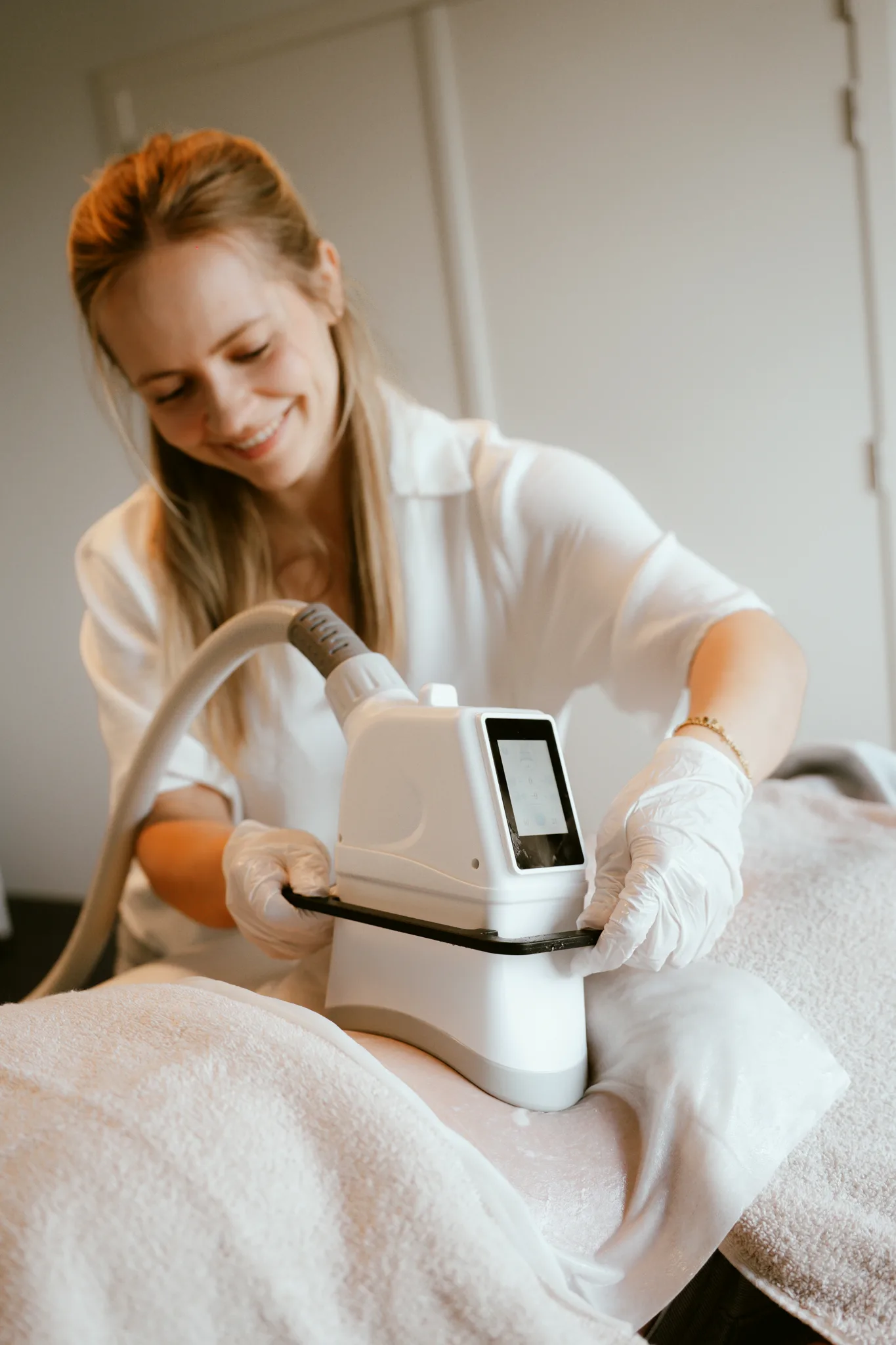 Cryolipolyse applicator in actie tijdens een opleiding