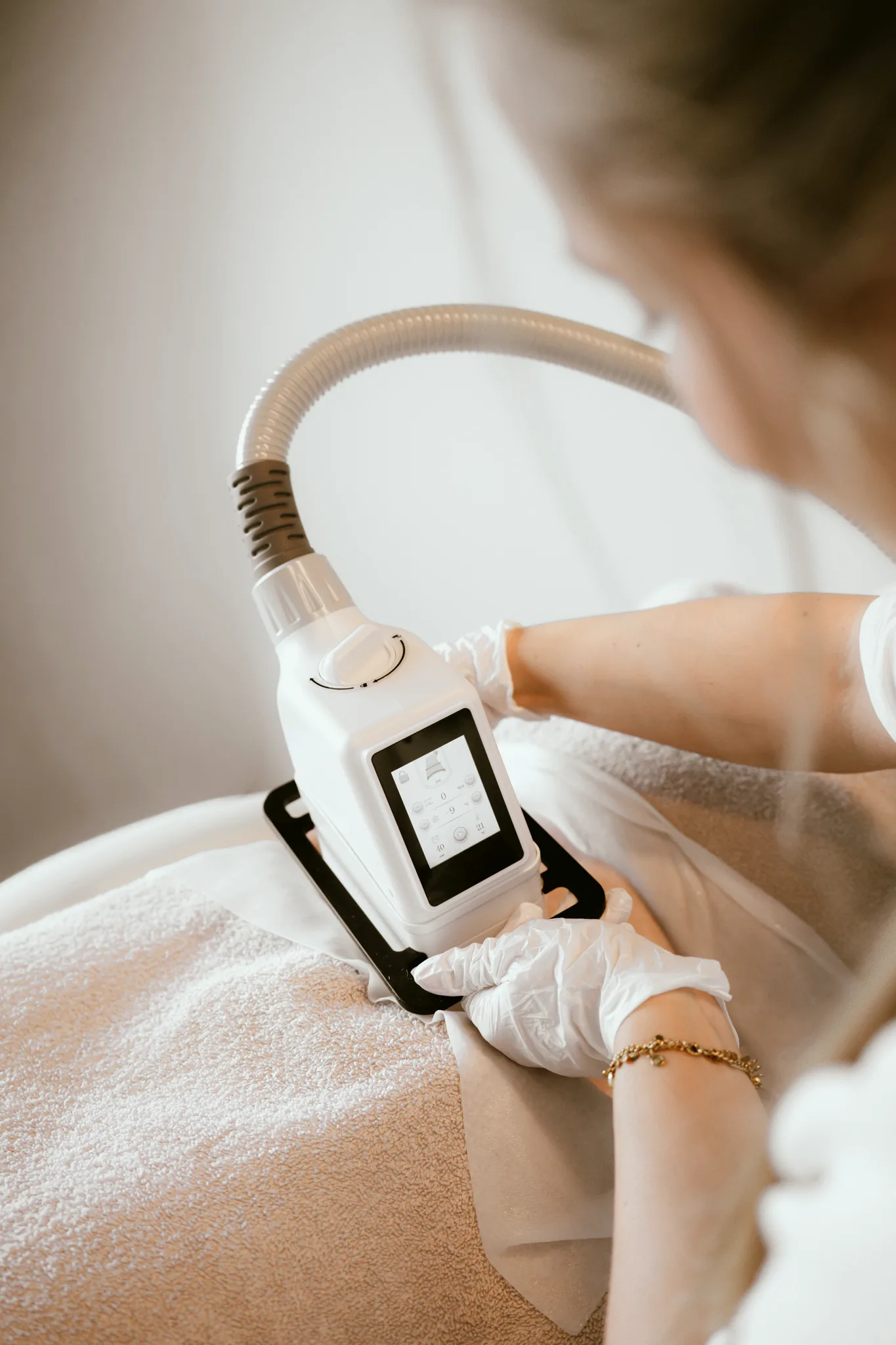 Cryolipolyse applicator tijdens een behandeling