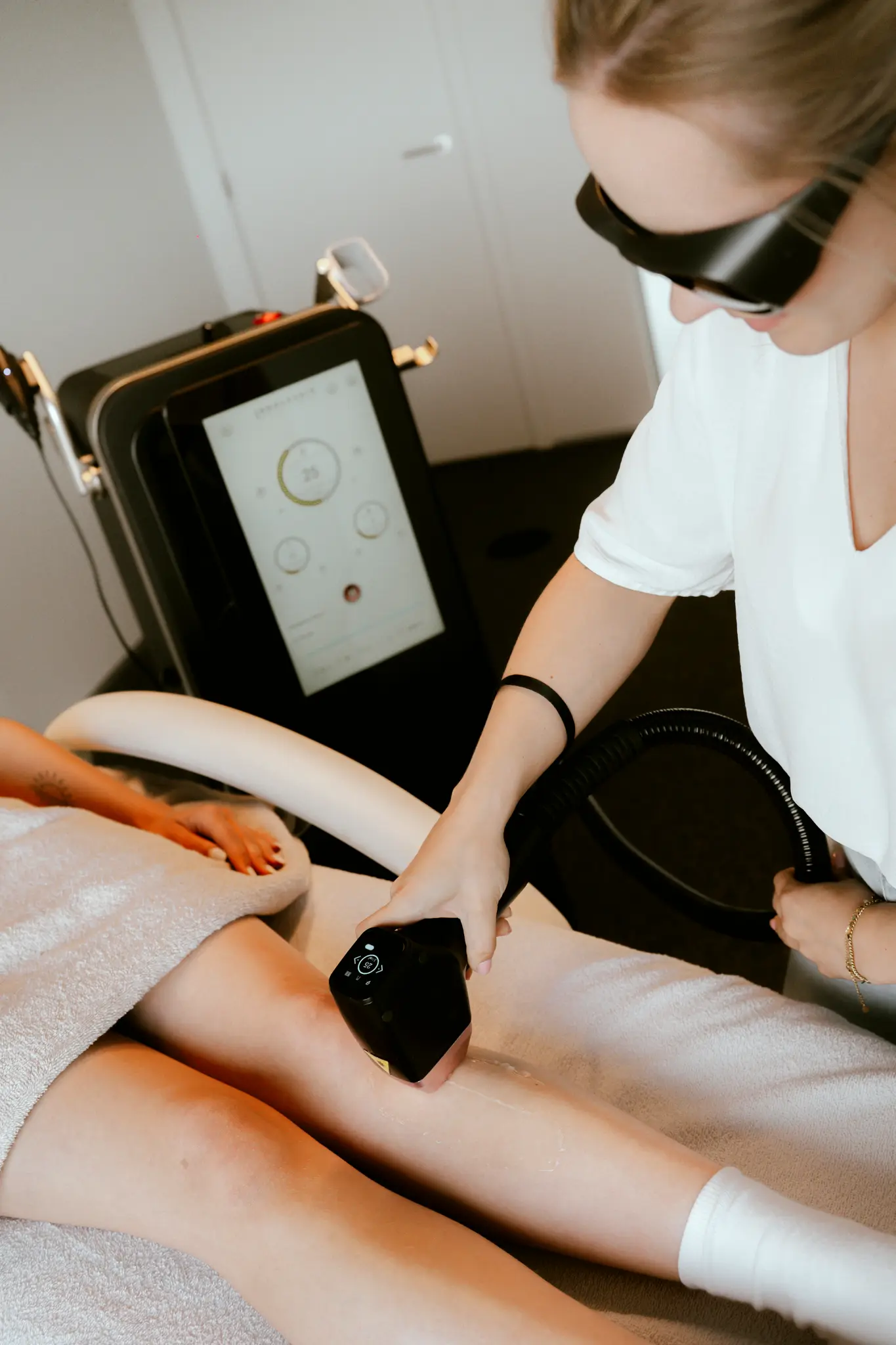 Laserontharing op de benen tijdens een hands-on behandeling