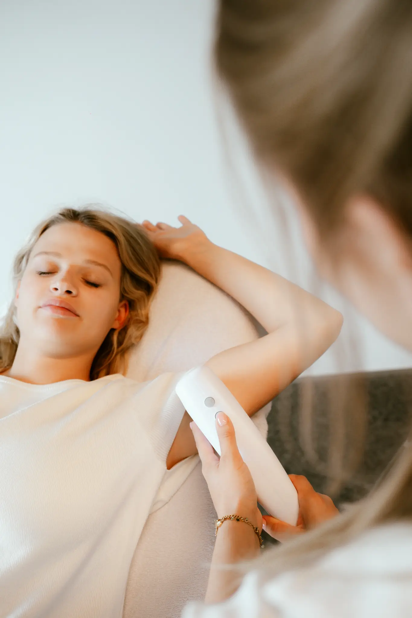 HIFU handstuk tijdens een gerichte lichaamsbehandeling